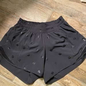 Lululemon 4’ logo hottie hot shorts